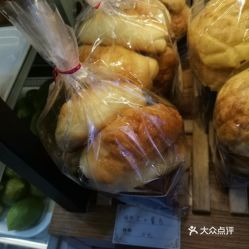 好利来回应面包上有2只苍蝇乱飞，高度重视，立即整改，确保食品安全